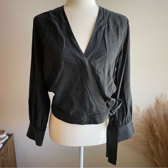 Everlane The Washable Silk Wrap Top in Black Size 8 - Picture 4 of 10